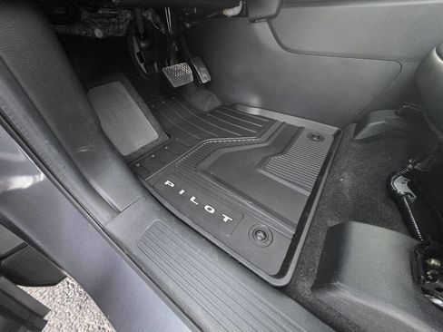 Used 2024 Honda Pilot Touring image 13