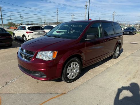 Used 2018 Dodge Grand Caravan SE w/ UConnect Hands-Free Group image 6