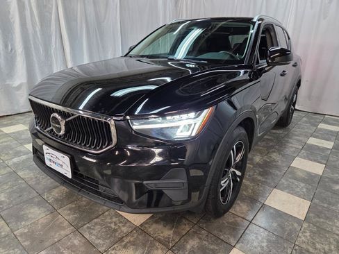 Used 2023 Volvo XC40 B5 Core AWD/4WD image 2