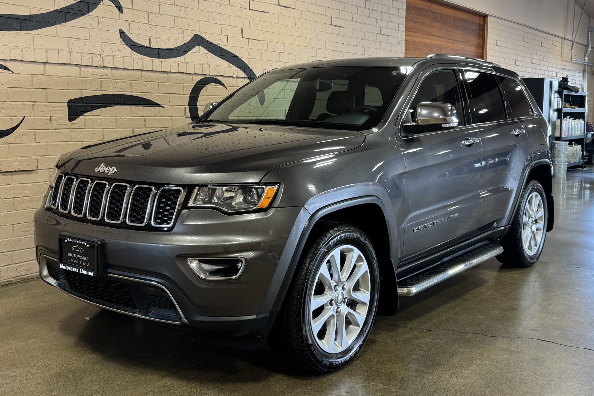 Used 2017 Jeep Grand Cherokee Limited AWD/4WD image 9