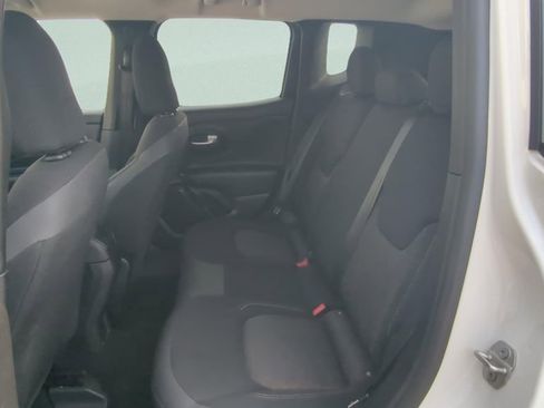 Used 2023 Jeep Renegade Latitude AWD/4WD image 9