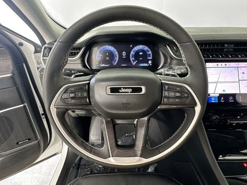 Used 2023 Jeep Grand Cherokee Limited RWD image 11