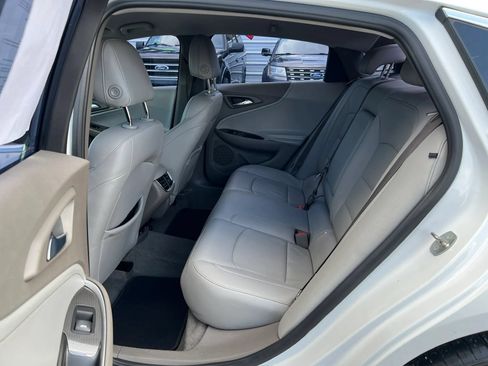 Used 2017 Chevrolet Malibu LT w/ Leather Package FWD image 11