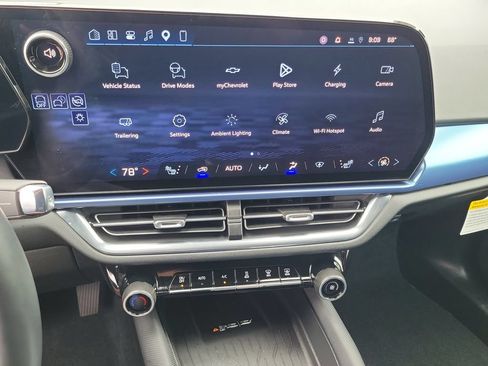 Used 2026 Chevrolet Equinox EV LT FWD image 9