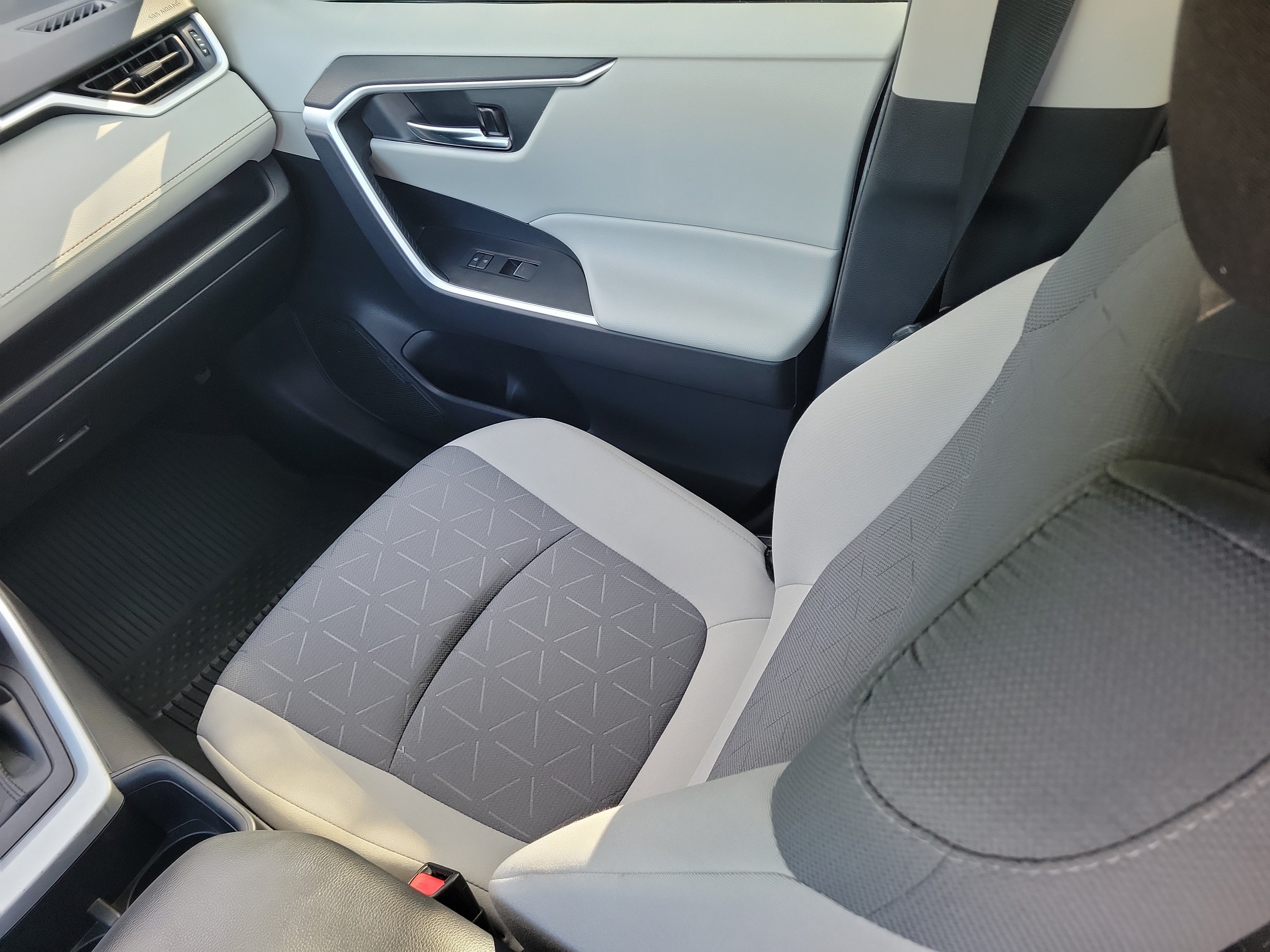 Used 2022 Toyota RAV4 XLE AWD/4WD image 17