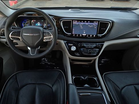 Used 2023 Chrysler Pacifica Limited image 15