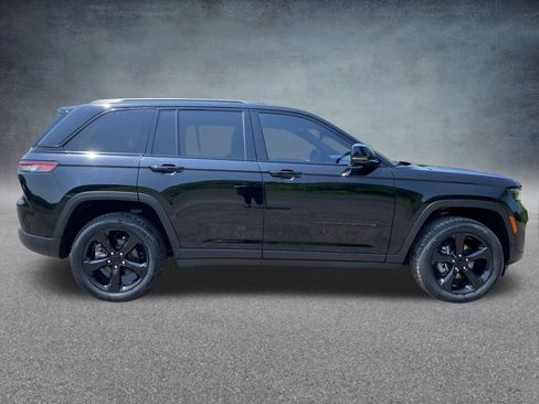 Used 2023 Jeep Grand Cherokee Altitude image 8