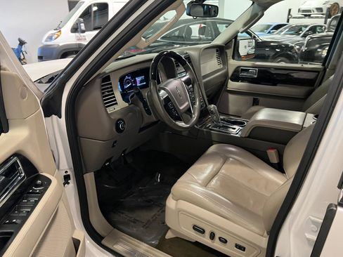 Used 2017 Lincoln Navigator Select image 9