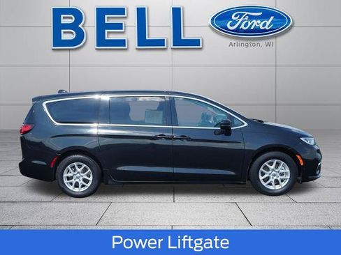 Used 2023 Chrysler Pacifica Touring-L FWD image 2