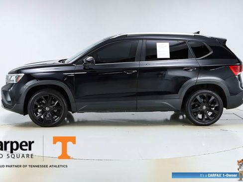 Used 2023 Volkswagen Taos SE w/ Panoramic Sunroof Package image 2