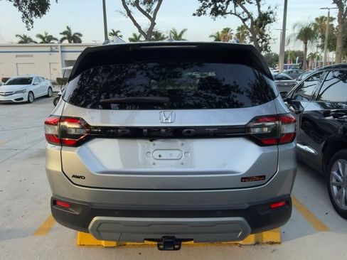 Used 2024 Honda Pilot TrailSport image 9