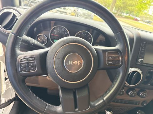 Used 2016 Jeep Wrangler Unlimited Sahara w/ Connectivity Group AWD/4WD image 25