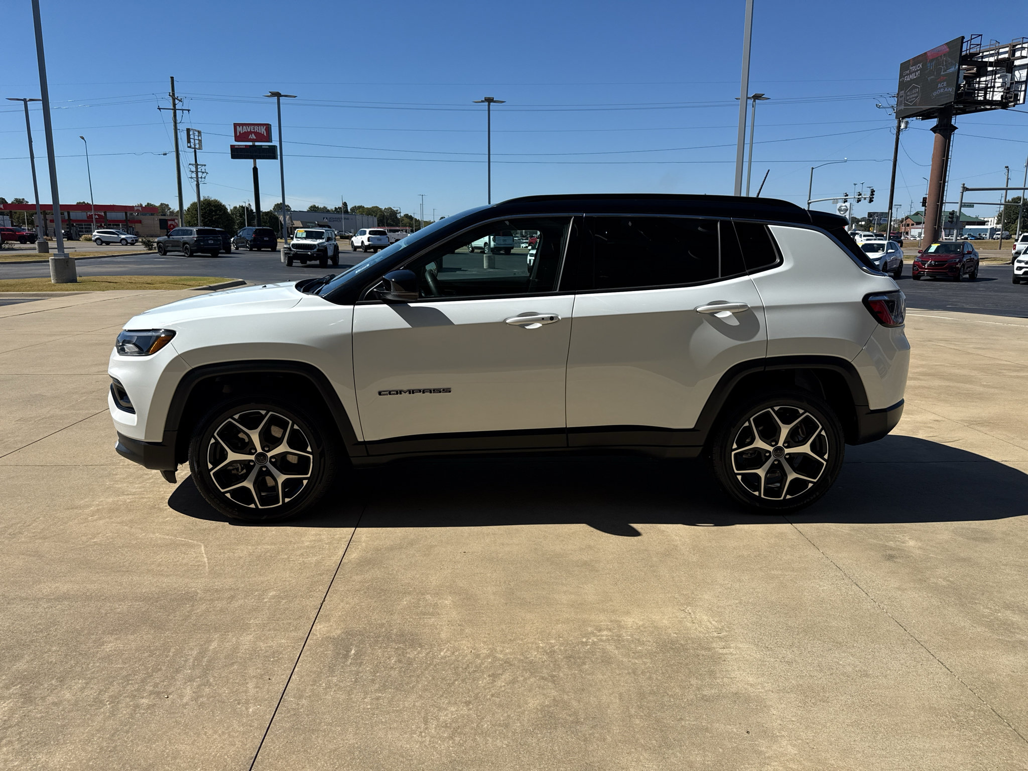 Used 2025 Jeep Compass Limited AWD/4WD image 4