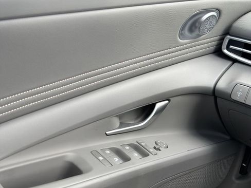 Used 2024 Hyundai Elantra SEL w/ Convenience Package image 17