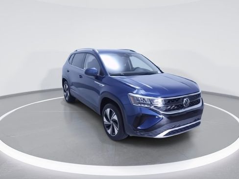 Used 2024 Volkswagen Taos SE AWD/4WD image 2