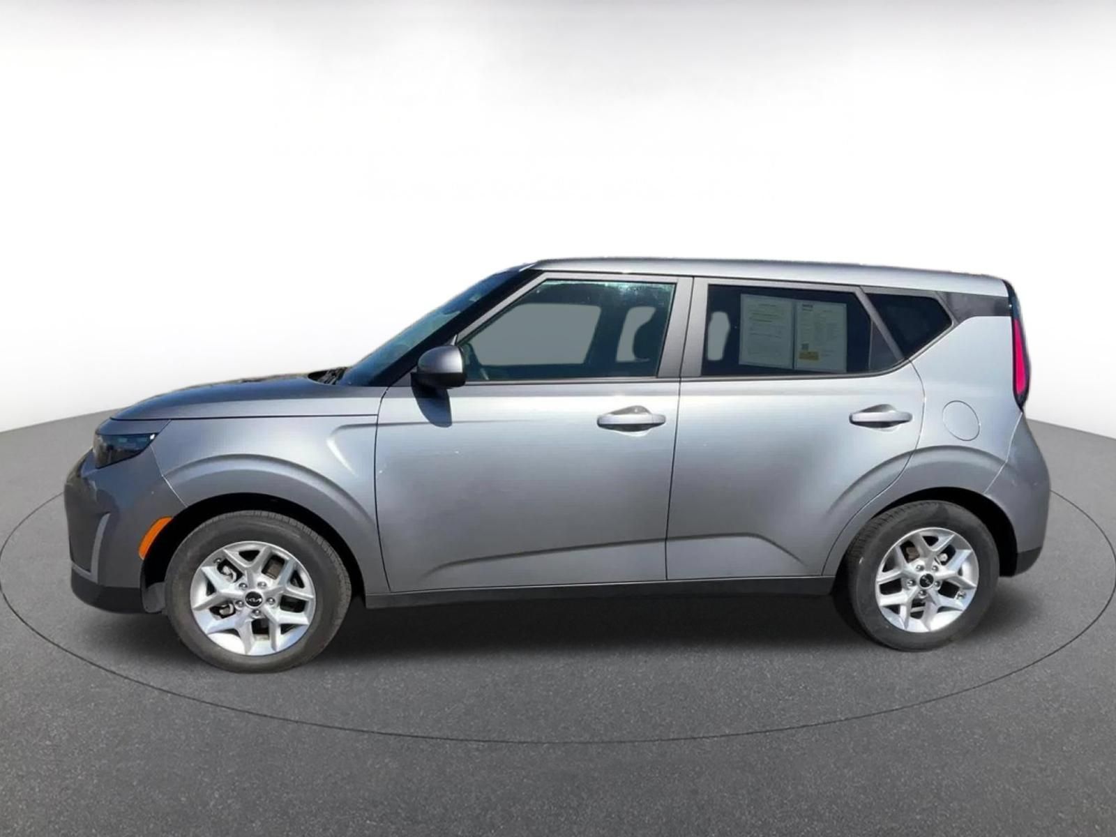 Used 2025 Kia Soul LX w/ LX Technology Package FWD image 8