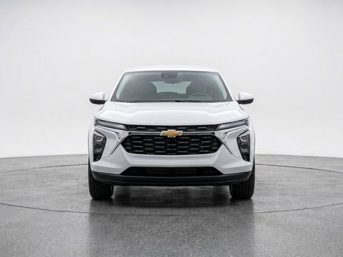 Used 2025 Chevrolet Trax LT FWD image 2