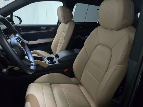 Certified 2025 Porsche Cayenne image 5