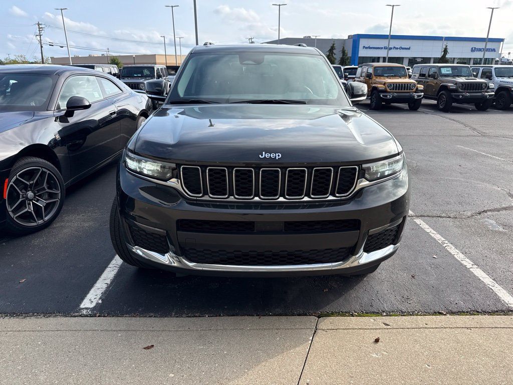 Used 2022 Jeep Grand Cherokee L Limited AWD/4WD image 2