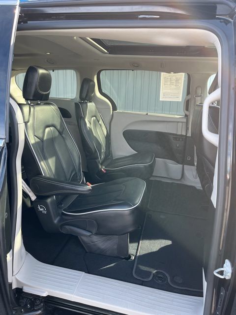 Used 2024 Chrysler Pacifica Limited FWD image 38