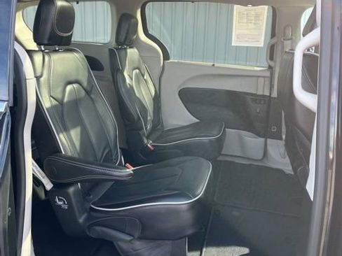 Used 2024 Chrysler Pacifica Limited FWD image 38
