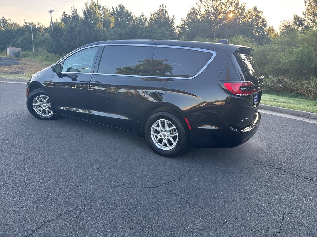 Used 2024 Chrysler Pacifica Touring-L FWD image 5