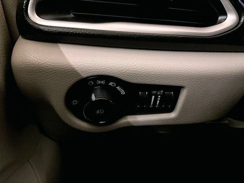 Used 2018 Chrysler Pacifica Touring-L FWD image 32