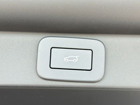 New 2025 Land Rover Range Rover SE image 14