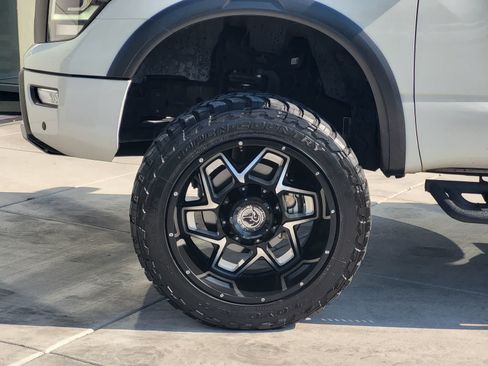 Used 2021 Nissan Titan PRO-4X w/ Pro-4x Convenience Package AWD/4WD image 8