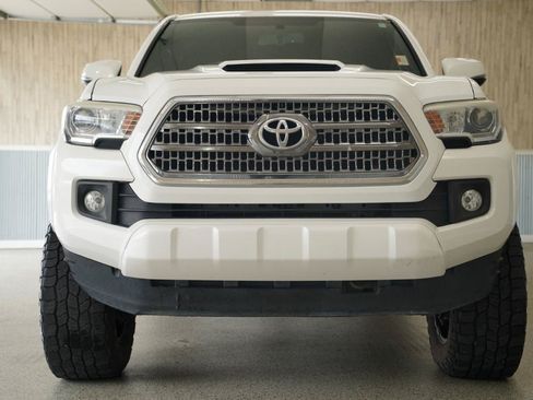 Used 2017 Toyota Tacoma TRD Sport w/ Tow Package (A/T) AWD/4WD image 3