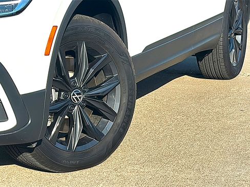 Used 2024 Volkswagen Tiguan SE w/ Panoramic Sunroof Package image 3