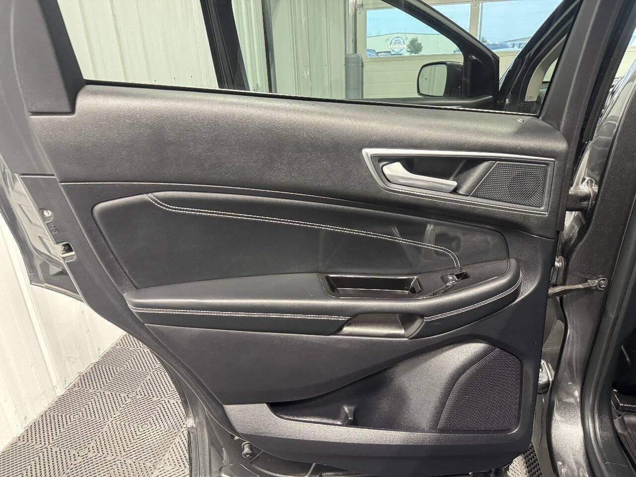 Used 2019 Ford Edge Titanium w/ Equipment Group 301A AWD/4WD image 13