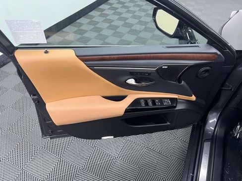 Certified 2025 Lexus ES 350 w/ Luxury Package FWD image 9