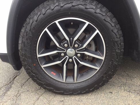 Used 2017 Jeep Grand Cherokee Trailhawk AWD/4WD image 38