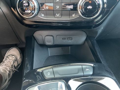 Used 2025 Chevrolet Trax LT w/ LT Convenience Package FWD image 19