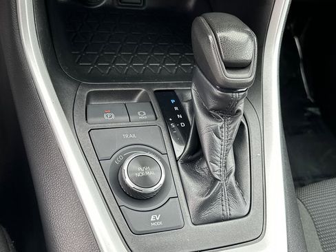 Used 2020 Toyota RAV4 LE AWD/4WD image 24