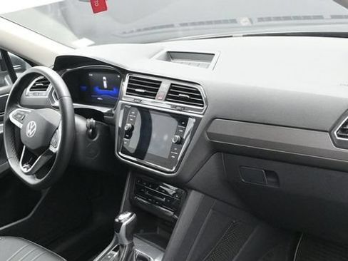Used 2023 Volkswagen Tiguan SE AWD/4WD image 11
