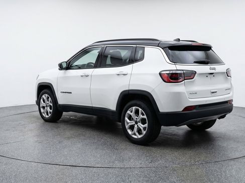 Used 2025 Jeep Compass Latitude AWD/4WD image 6