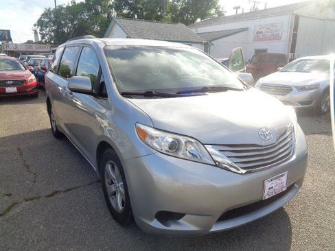 Used 2017 Toyota Sienna LE image 36