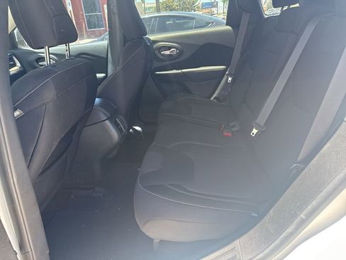 Used 2015 Jeep Cherokee Latitude AWD/4WD image 11