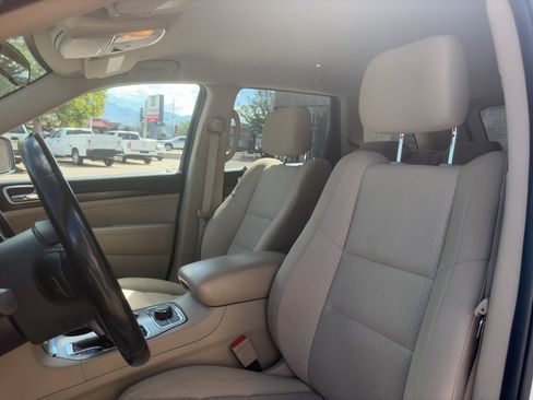 Used 2019 Jeep Grand Cherokee Laredo AWD/4WD image 23