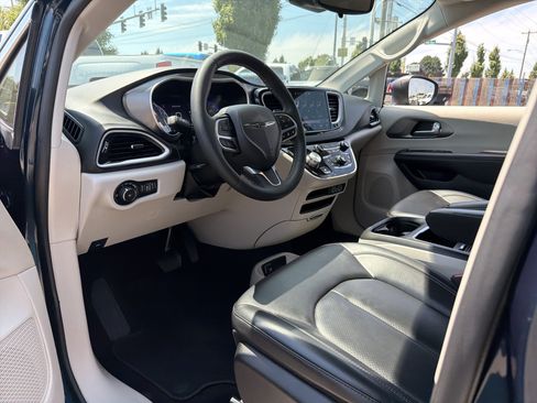 Used 2023 Chrysler Pacifica Touring-L FWD image 9