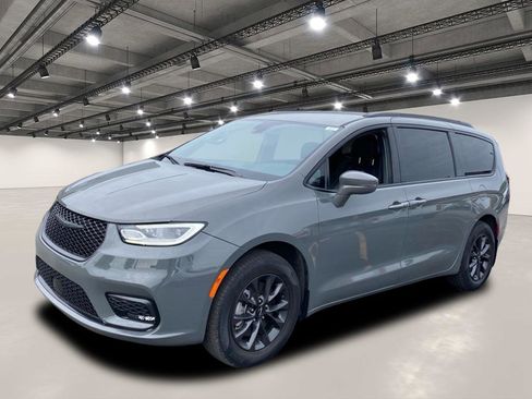 Used 2022 Chrysler Pacifica Touring-L w/ S Appearance Package image 3