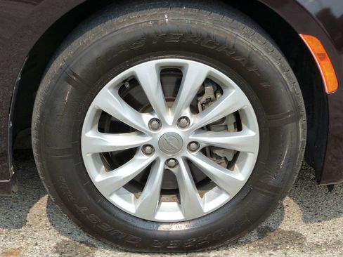 Used 2019 Chrysler Pacifica Touring-L FWD image 13