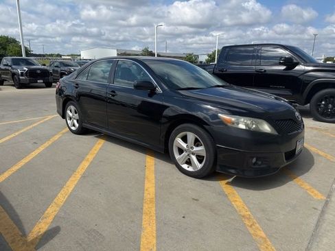 Used 2010 Toyota Camry SE FWD image 2