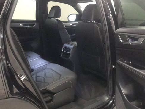 Used 2024 Volkswagen Atlas Cross Sport SE w/ Panoramic Sunroof Package FWD image 15