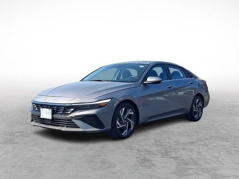 Used 2025 Hyundai Elantra SEL FWD image 3