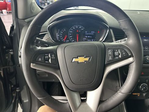 Used 2020 Chevrolet Trax LT w/ LT Convenience Package FWD image 14