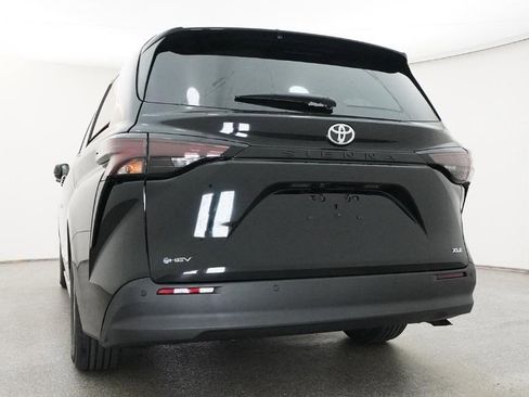 New 2026 Toyota Sienna XLE FWD image 18