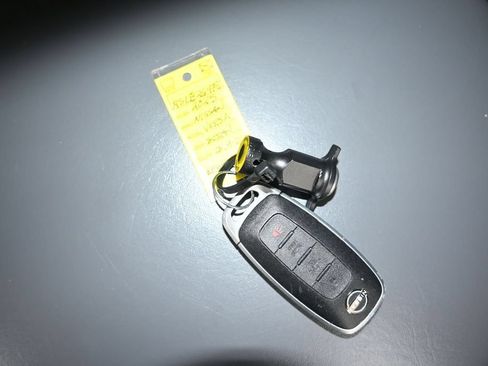 Used 2025 Nissan Versa SV FWD image 27